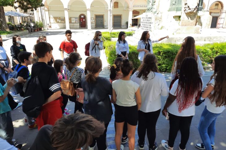 Studenti come guide Ask Me Colle in Piazza Arnolfo